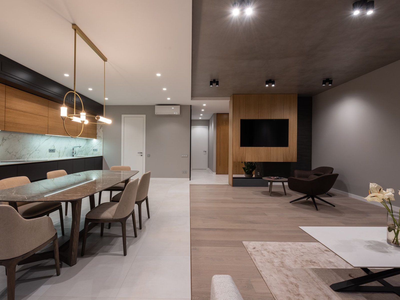 The Curves Trend: Sculptural, Rounded Furniture Taking Over Homes in 2026 modern interior with curved furniture and trendy decor accents
